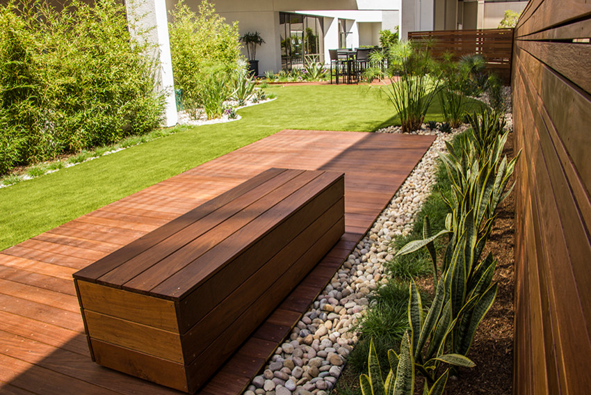 Ispirazione per un grande giardino xeriscape design esposto in pieno sole dietro casa con pedane