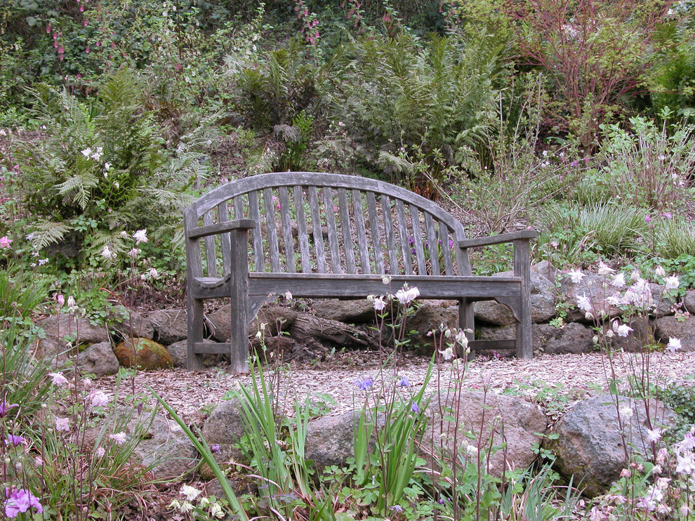 На фото: участок и сад среднего размера на заднем дворе в классическом стиле с покрытием из гранитной крошки