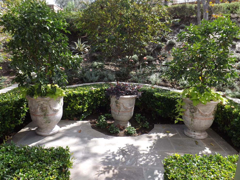 Idee per un grande giardino formale mediterraneo in ombra dietro casa con fontane e pavimentazioni in pietra naturale