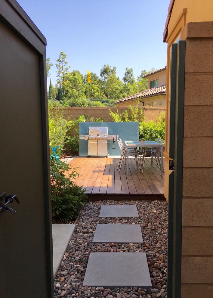 Moderner Garten mit Wasserspiel und Betonboden in Orange County