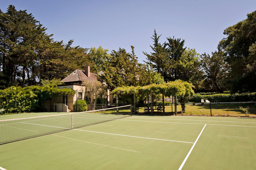 Klassischer Garten hinter dem Haus mit Sportplatz in San Francisco