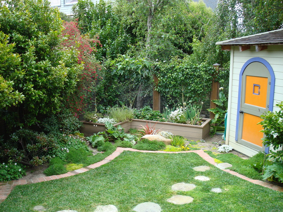 Small bohemian back formal partial sun garden for summer in San Francisco with a vegetable patch and brick paving.