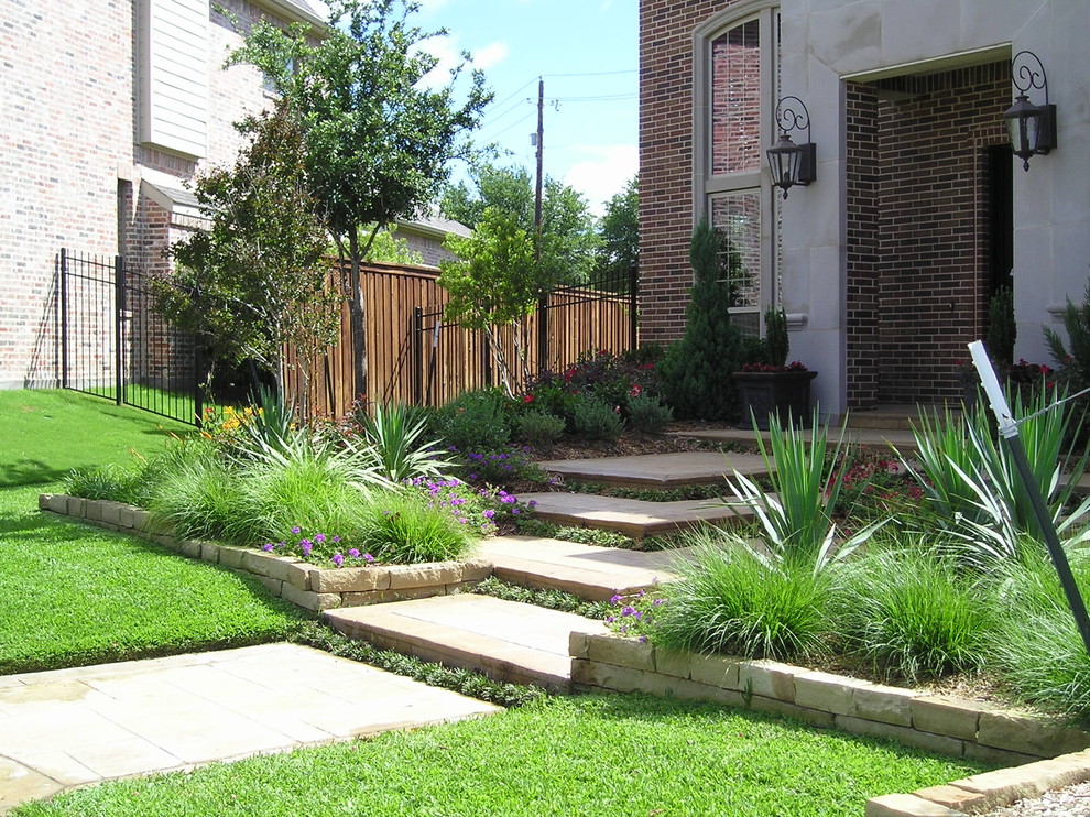Стильный дизайн: весенний регулярный сад среднего размера на заднем дворе в стиле модернизм с садовой дорожкой или калиткой, полуденной тенью и покрытием из каменной брусчатки - последний тренд