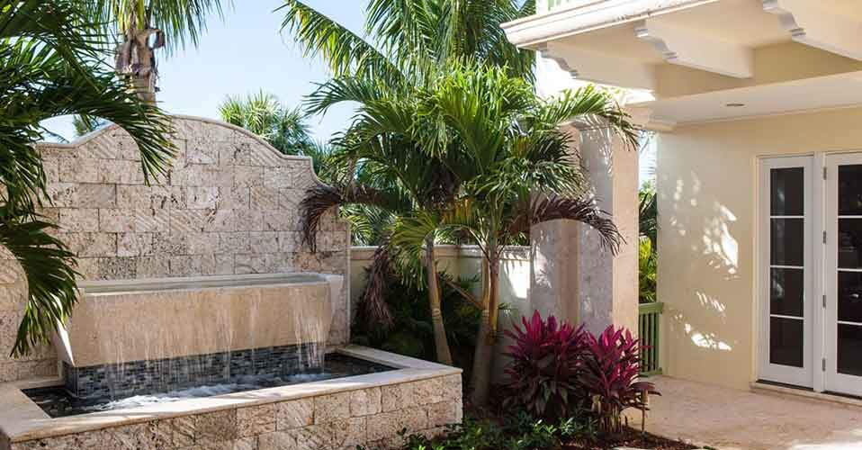 Geometrischer, Großer, Halbschattiger Garten neben dem Haus mit Wasserspiel und Natursteinplatten in Miami