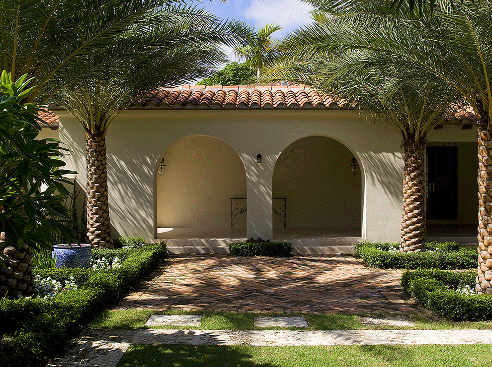 マイアミにあるラグジュアリーな地中海スタイルのおしゃれな前庭の写真