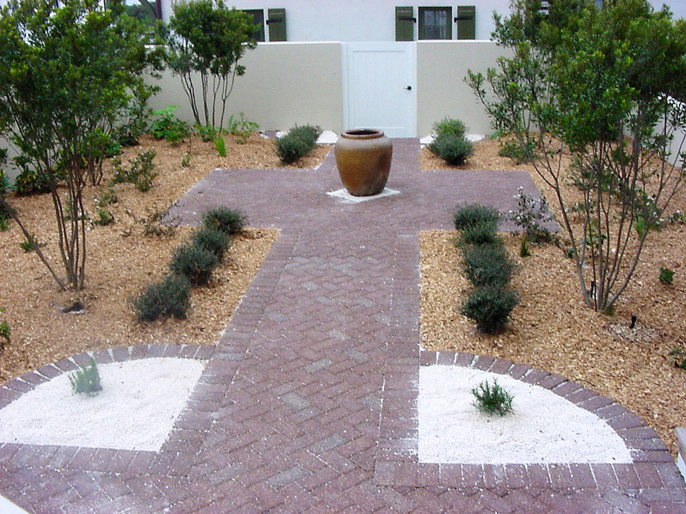 Idee per un giardino xeriscape contemporaneo esposto a mezz'ombra di medie dimensioni e in cortile in primavera con pavimentazioni in cemento