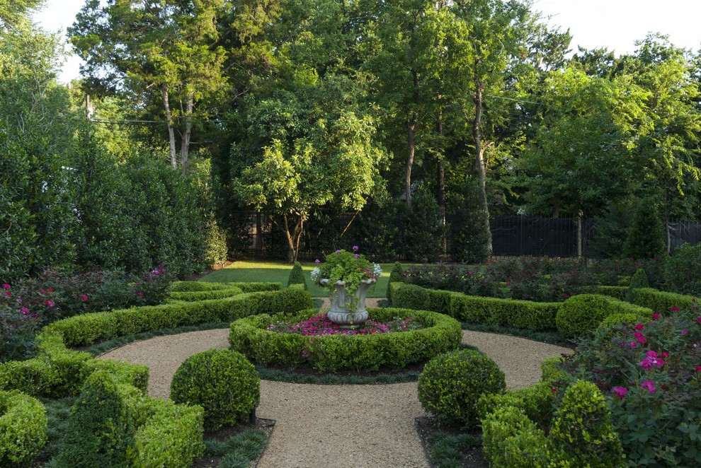 Idées déco pour un grand jardin à la française classique avec du gravier.