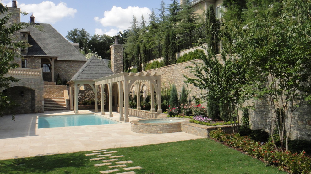 Foto di un grande giardino mediterraneo esposto in pieno sole in cortile con pavimentazioni in pietra naturale