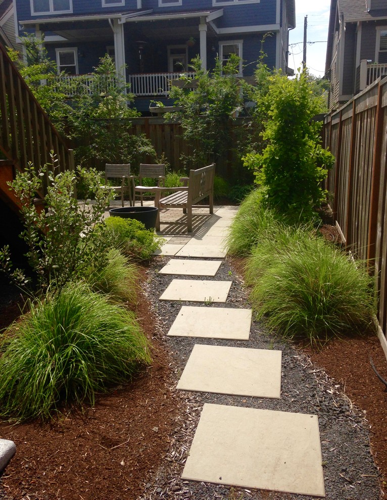 Стильный дизайн: маленький солнечный засухоустойчивый сад на заднем дворе в современном стиле с хорошей освещенностью и мощением тротуарной плиткой для на участке и в саду - последний тренд