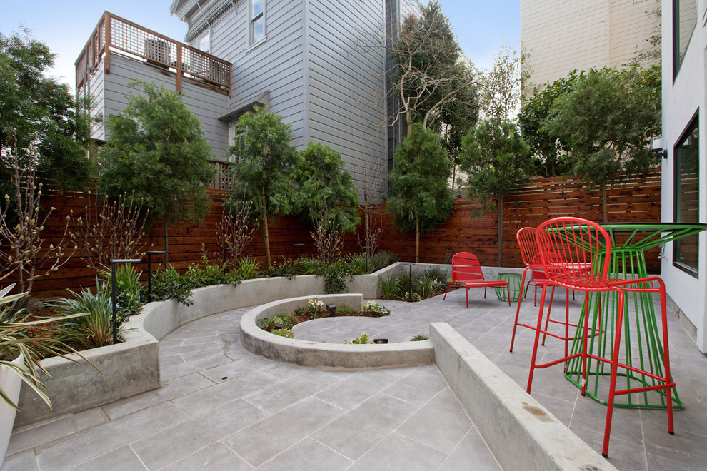 Пример оригинального дизайна: маленький регулярный сад на заднем дворе в современном стиле с полуденной тенью и покрытием из каменной брусчатки для на участке и в саду