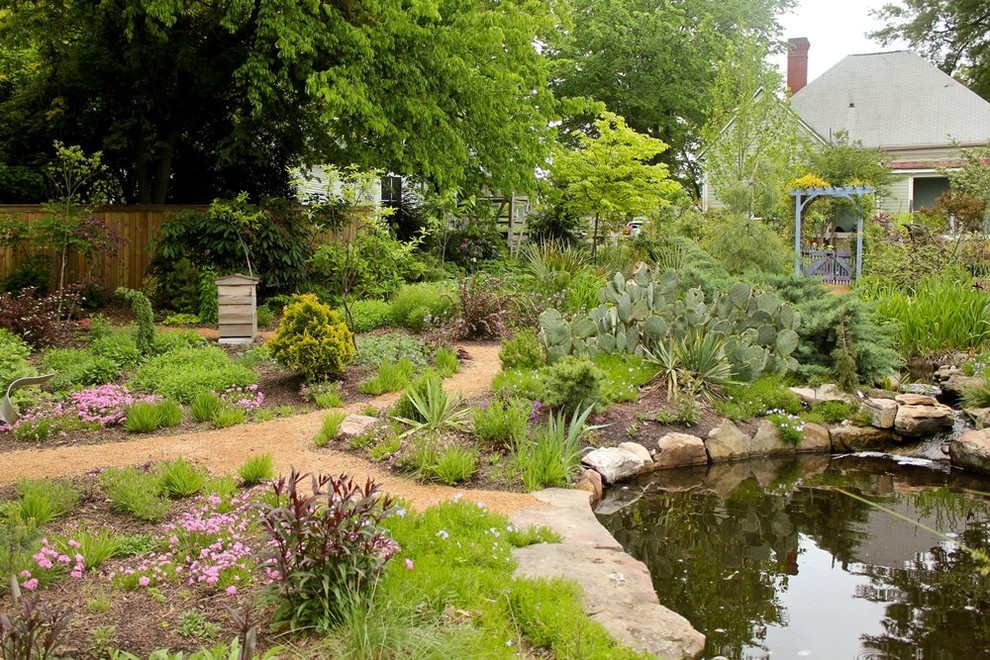 Cette photo montre un jardin arrière tendance de taille moyenne et au printemps avec un point d'eau, une exposition partiellement ombragée et du gravier.