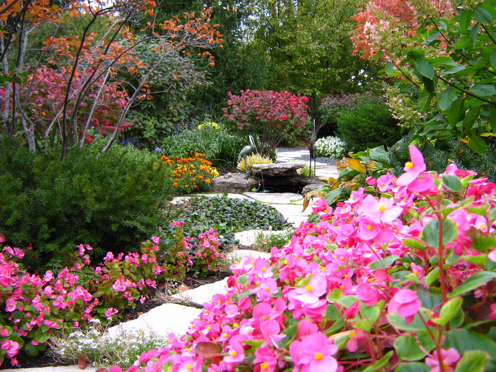 Inspiration pour un jardin avant traditionnel de taille moyenne et l'automne avec un point d'eau, une exposition partiellement ombragée et des pavés en pierre naturelle.