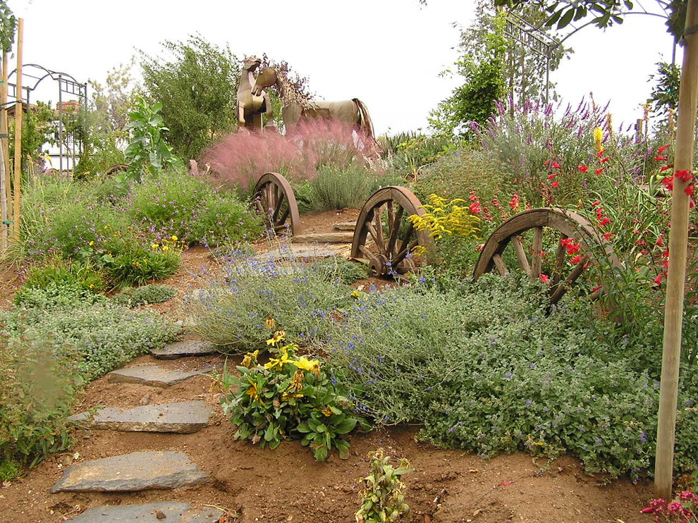 Design ideas for a southwestern full sun hillside landscaping in Los Angeles.