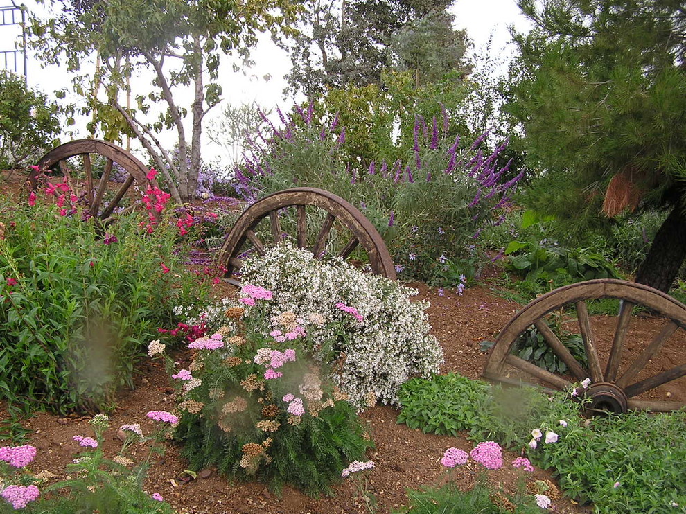 Пример оригинального дизайна: участок и сад на заднем дворе в стиле рустика
