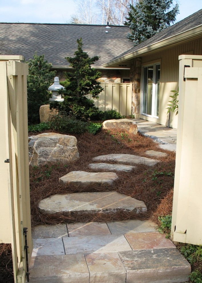 Esempio di un piccolo giardino etnico con un ingresso o sentiero e pavimentazioni in pietra naturale