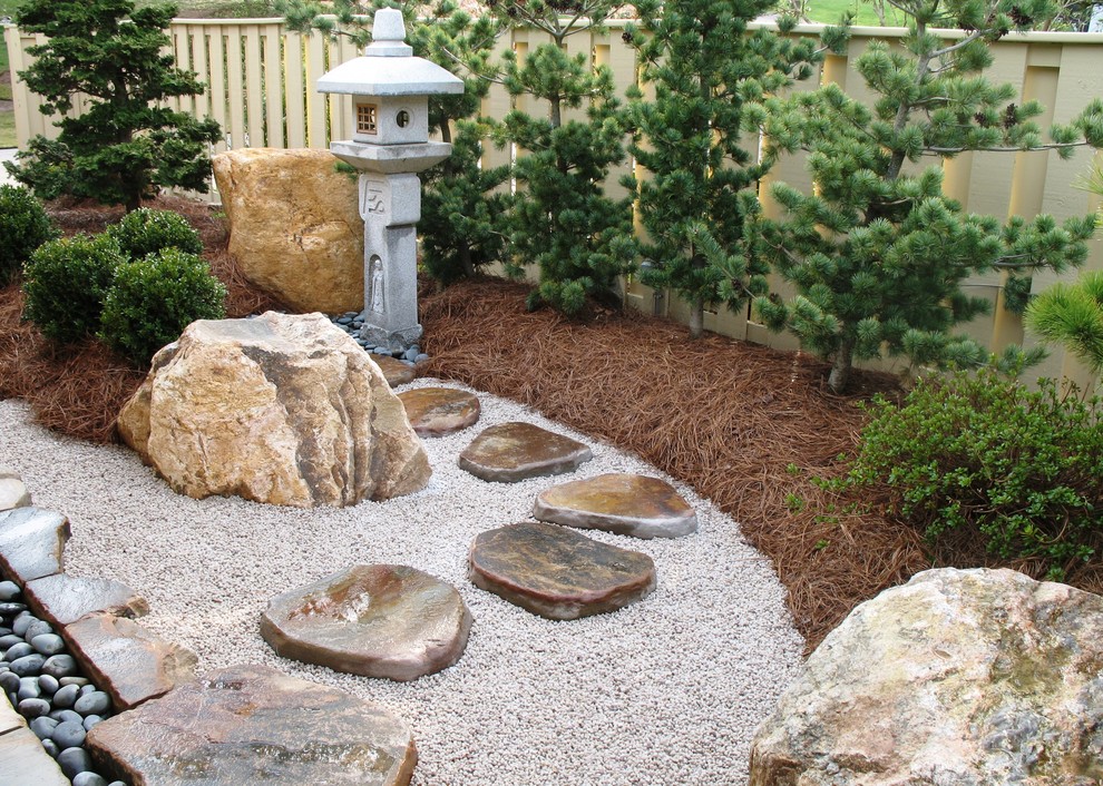 Immagine di un piccolo giardino etnico con un ingresso o sentiero e pavimentazioni in pietra naturale