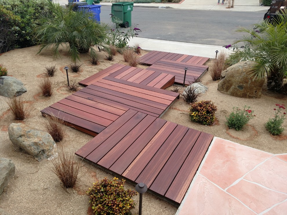 Geometrischer, Mittelgroßer Moderner Garten mit direkter Sonneneinstrahlung und Dielen in San Diego
