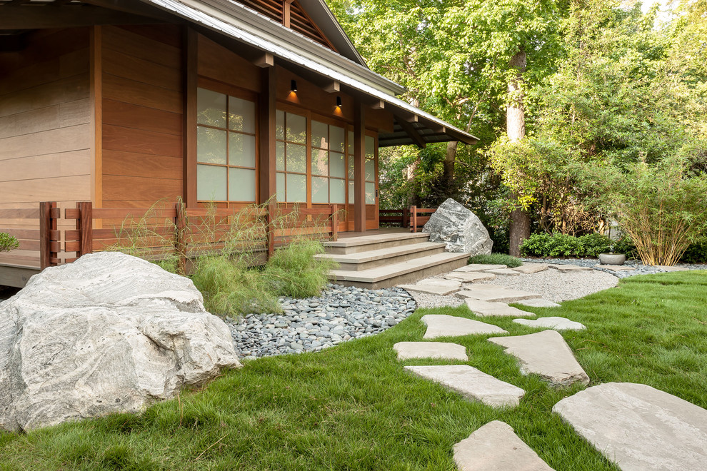 Cette photo montre un aménagement d'entrée ou allée de jardin latéral asiatique de taille moyenne avec une exposition partiellement ombragée et des pavés en pierre naturelle.