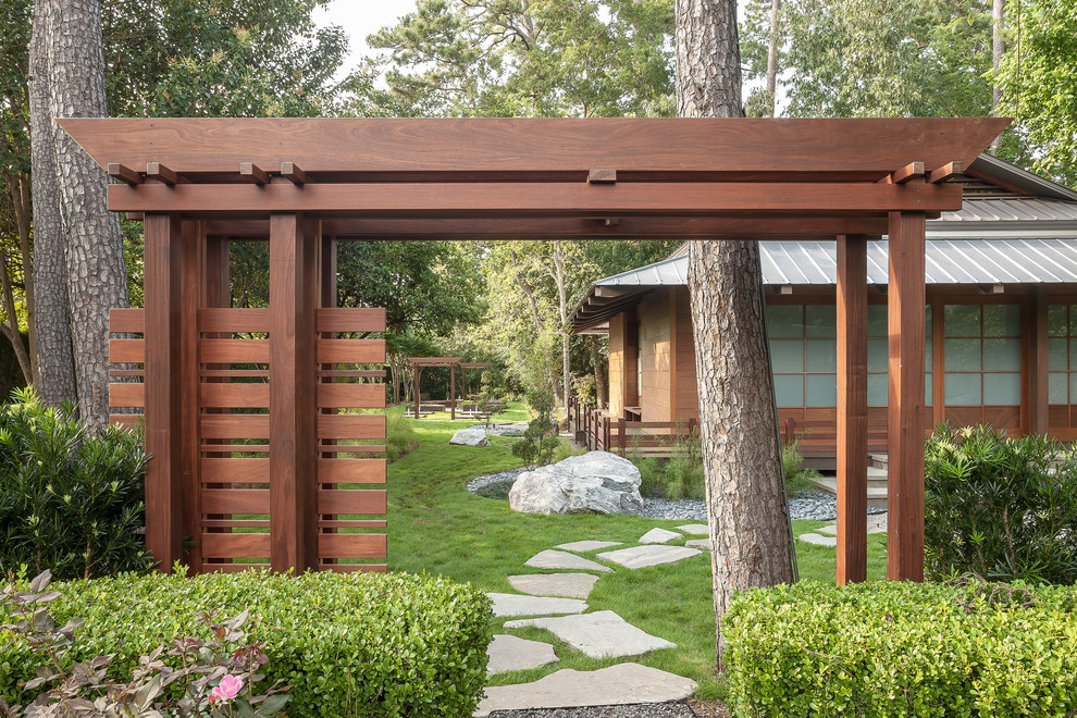 Mittelgroßer, Halbschattiger Asiatischer Gartenweg neben dem Haus mit Natursteinplatten in Houston