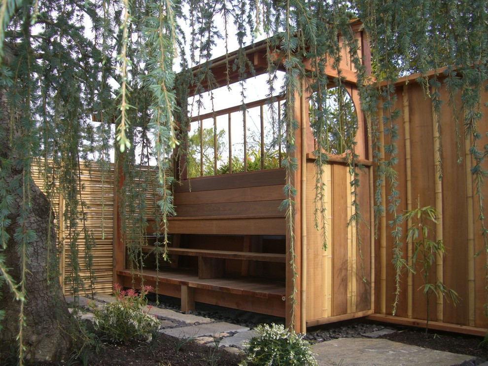 Идея дизайна: участок и сад на заднем дворе в восточном стиле с покрытием из каменной брусчатки и забором