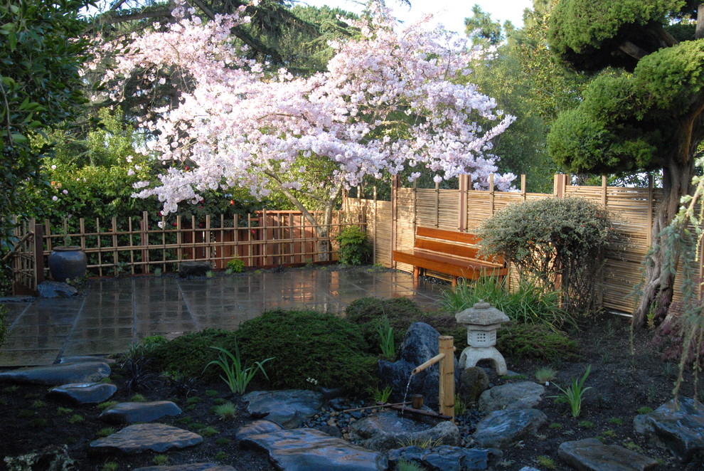Пример оригинального дизайна: японский сад на заднем дворе в восточном стиле