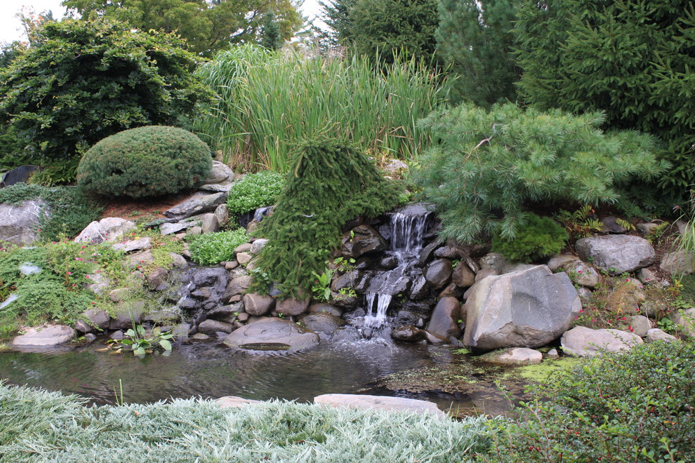 Idées déco pour un jardin à la française arrière classique de taille moyenne avec un point d'eau et du gravier.