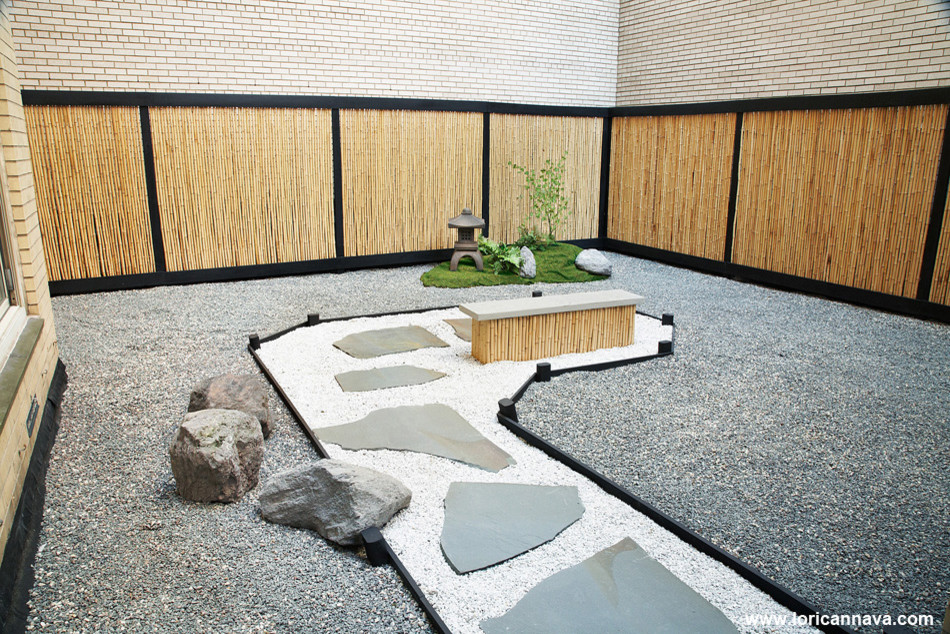 Imagen de jardín de estilo zen pequeño en patio con jardín francés, exposición reducida al sol y gravilla