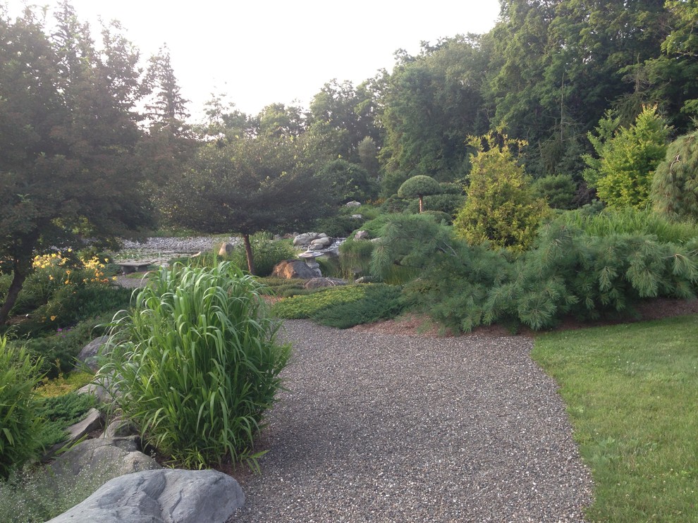 Пример оригинального дизайна: участок и сад среднего размера на заднем дворе в классическом стиле с покрытием из гравия