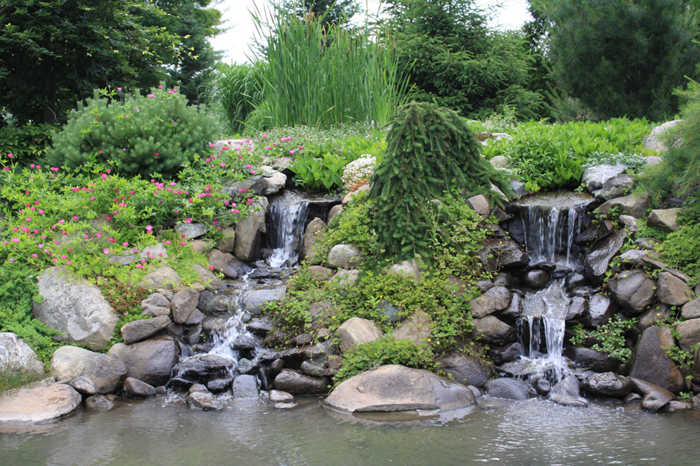 Inspiration pour un jardin à la française arrière traditionnel de taille moyenne avec un point d'eau.