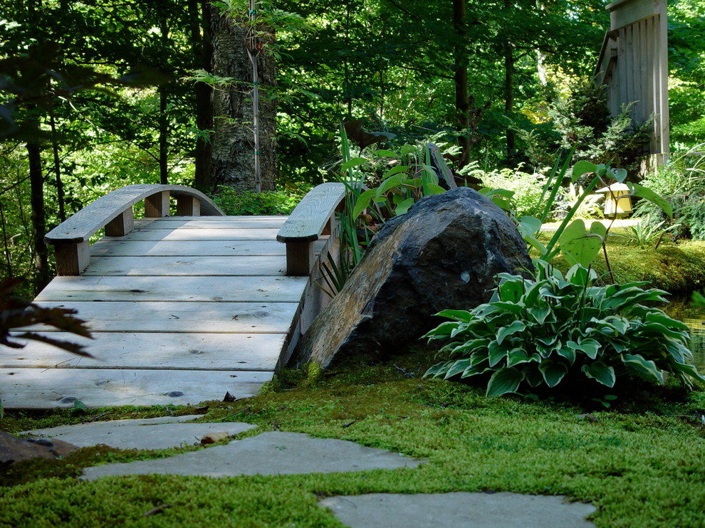 Aménagement d'un jardin à la française arrière asiatique de taille moyenne et au printemps avec un bassin, une exposition partiellement ombragée et des pavés en pierre naturelle.