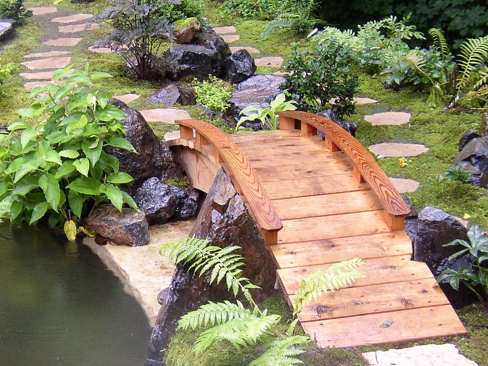 Inspiration pour un jardin à la française arrière asiatique de taille moyenne et au printemps avec un bassin, une exposition partiellement ombragée et des pavés en pierre naturelle.