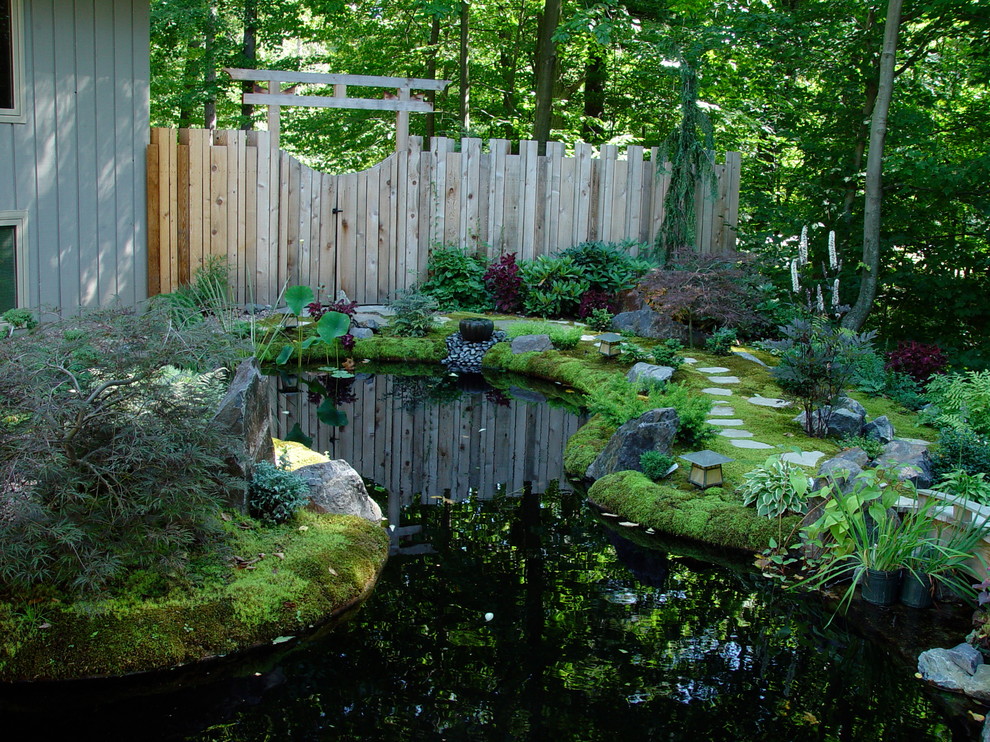 Foto di un giardino etnico esposto a mezz'ombra di medie dimensioni e dietro casa in primavera con pavimentazioni in pietra naturale