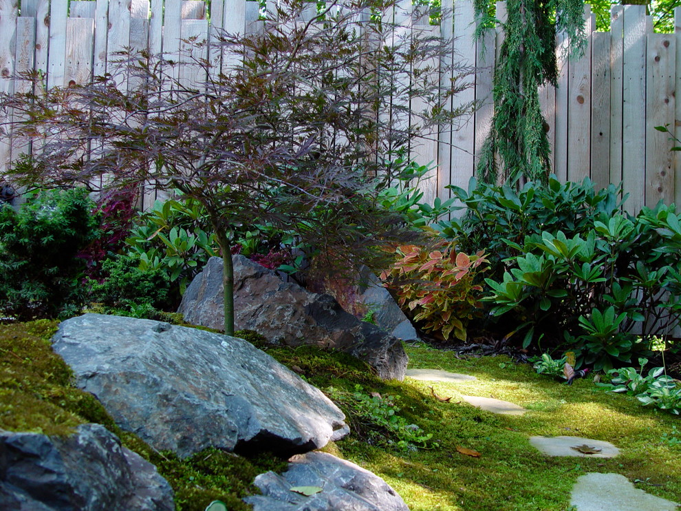 Idee per un giardino etnico esposto a mezz'ombra di medie dimensioni e dietro casa in primavera con pavimentazioni in pietra naturale
