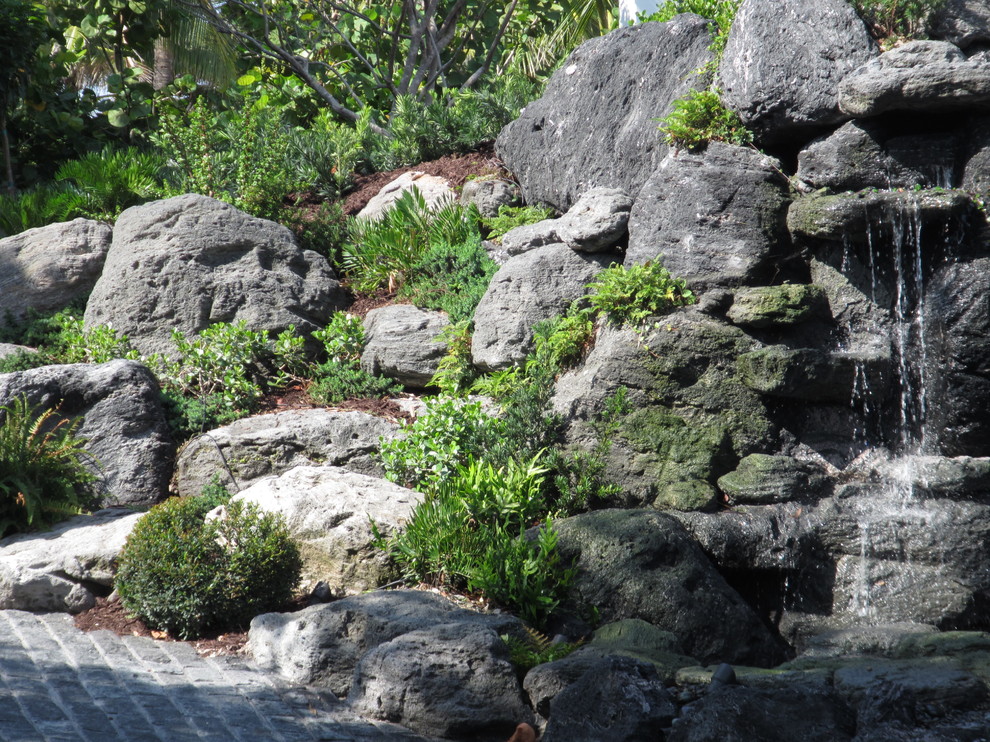 Foto di un giardino etnico davanti casa e di medie dimensioni con fontane e pavimentazioni in pietra naturale