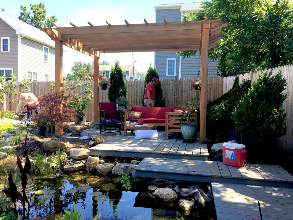 Пример оригинального дизайна: маленький летний японский сад на заднем дворе в восточном стиле с полуденной тенью и настилом для на участке и в саду