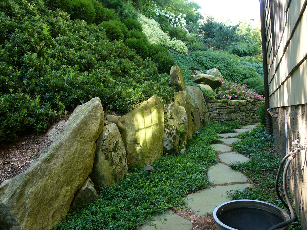 На фото: тенистый участок и сад среднего размера на боковом дворе в восточном стиле с садовой дорожкой или калиткой и покрытием из каменной брусчатки