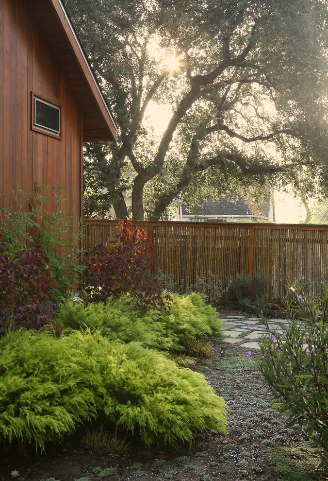 Пример оригинального дизайна: солнечный регулярный сад среднего размера на заднем дворе в восточном стиле с садовой дорожкой или калиткой, хорошей освещенностью и покрытием из каменной брусчатки