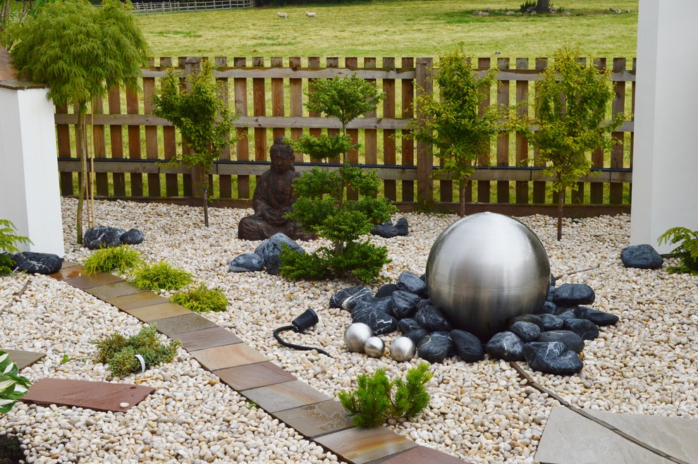 Foto de jardín de estilo zen con fuente, exposición parcial al sol y gravilla