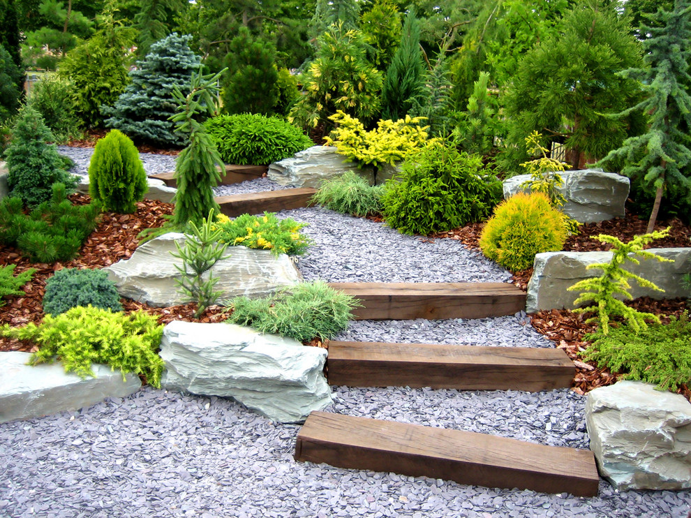 На фото: участок и сад на склоне в классическом стиле с садовой дорожкой или калиткой и покрытием из гравия