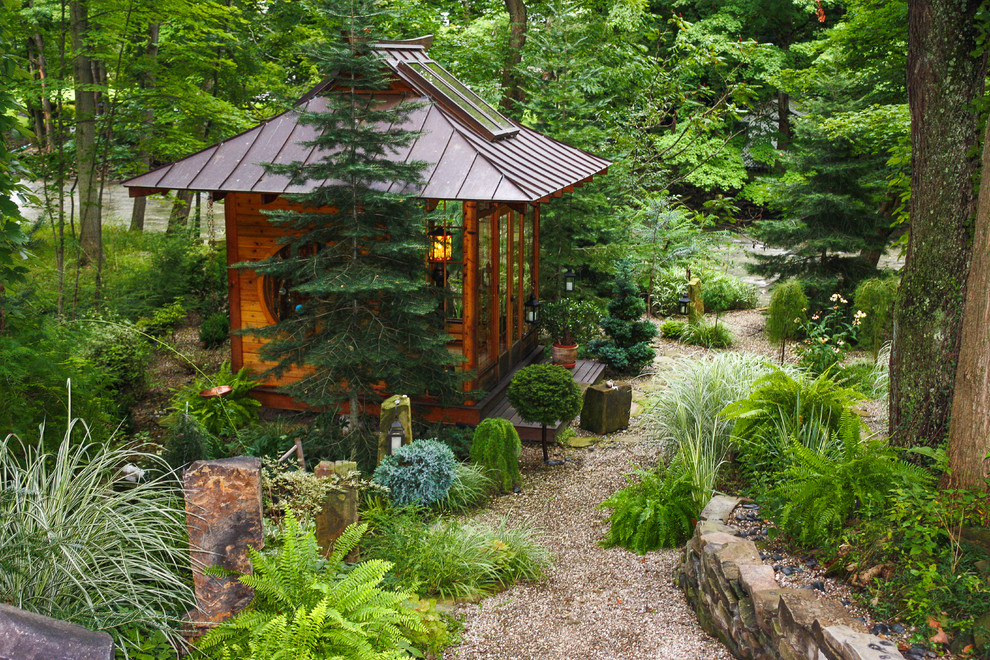 Diseño de jardín asiático de tamaño medio en patio trasero con exposición parcial al sol y gravilla