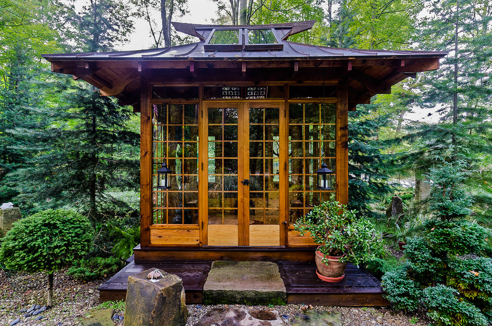 Cette image montre un jardin japonais arrière asiatique de taille moyenne avec une exposition partiellement ombragée et du gravier.