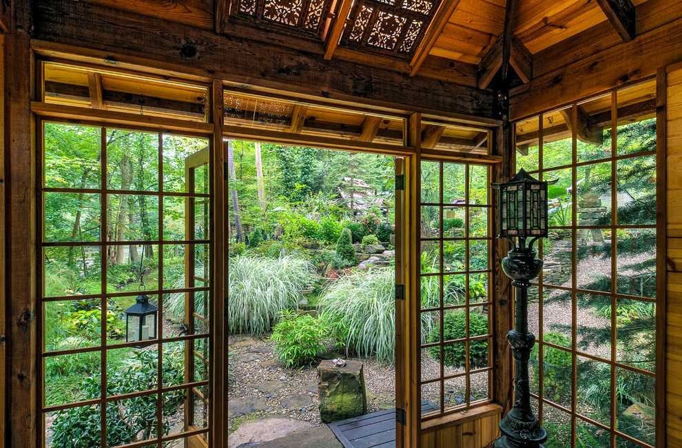 Cette image montre un jardin arrière asiatique de taille moyenne avec une exposition partiellement ombragée et du gravier.