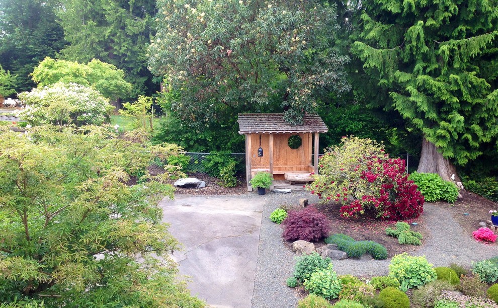 Asiatischer Garten im Herbst, hinter dem Haus in Seattle