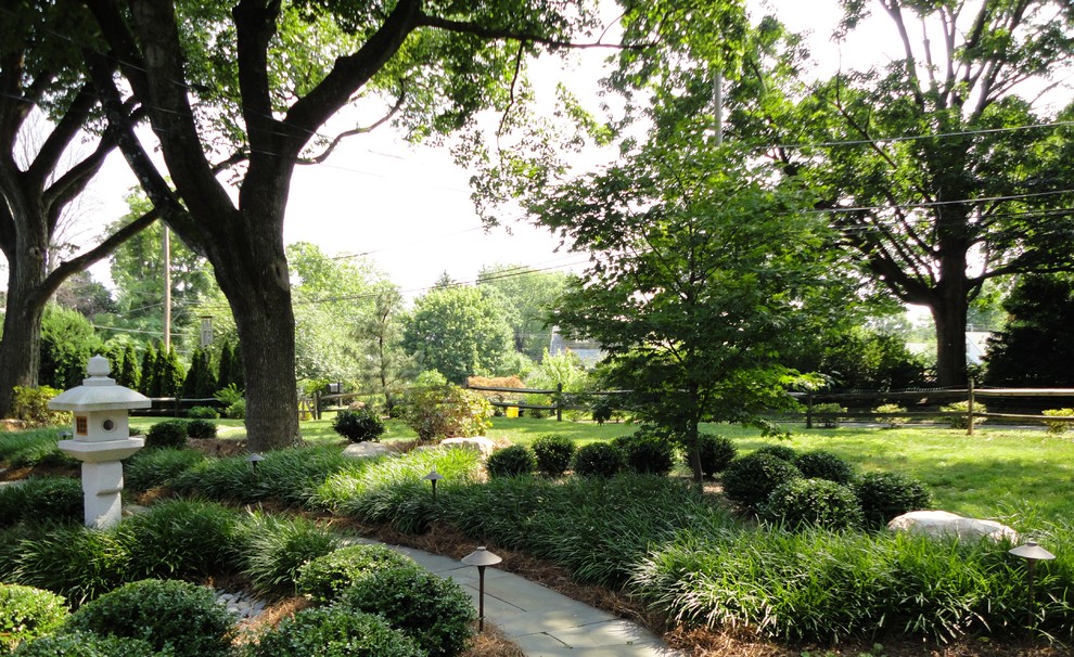 Mittelgroßer, Halbschattiger Asiatischer Garten im Sommer mit Natursteinplatten in Philadelphia