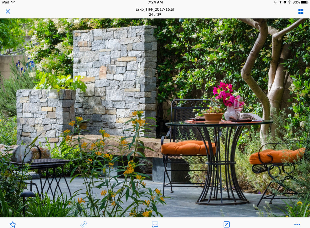Diseño de jardín asiático de tamaño medio en patio trasero con adoquines de piedra natural