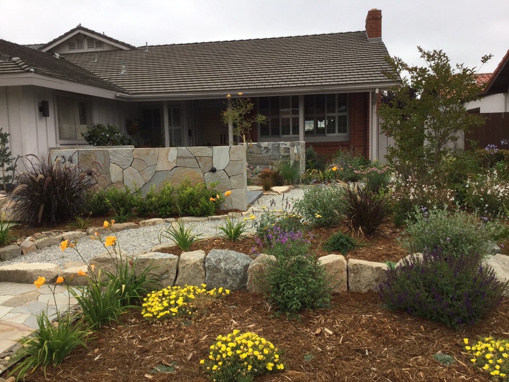 На фото: участок и сад среднего размера на переднем дворе в восточном стиле с покрытием из каменной брусчатки с