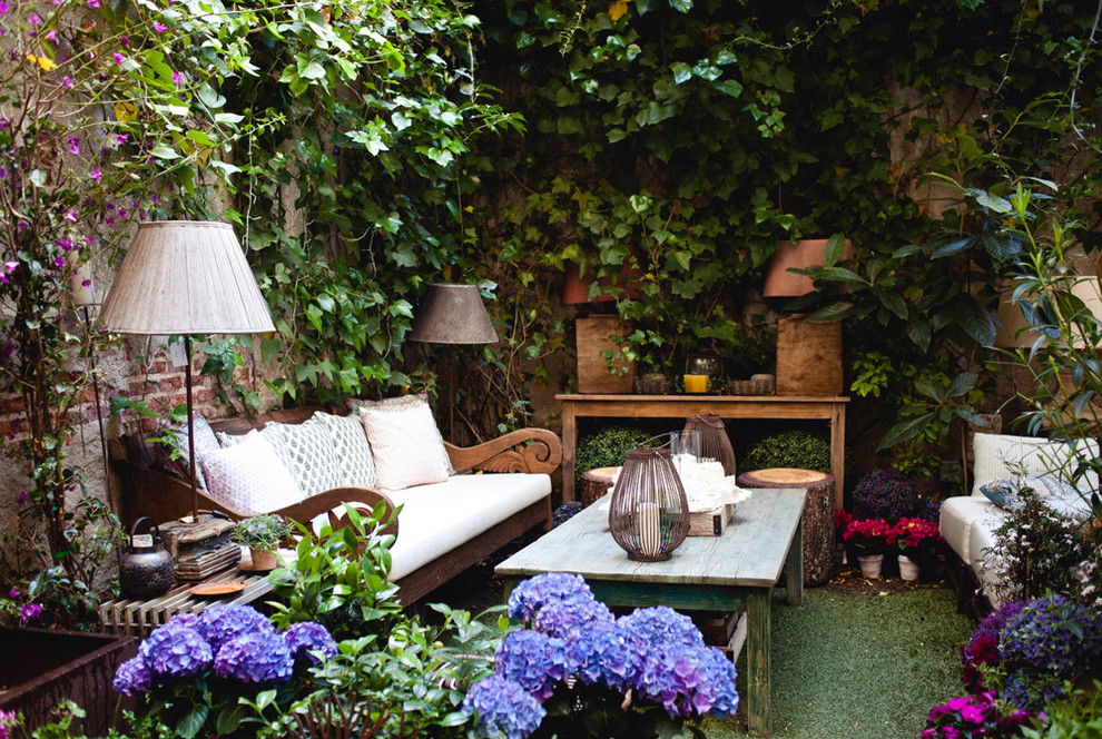 Modelo de jardín mediterráneo pequeño en patio trasero con jardín francés, jardín vertical y exposición reducida al sol