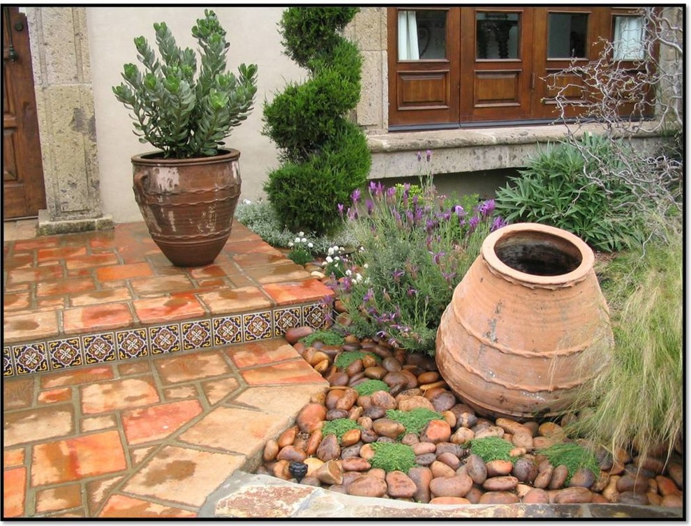 Esempio di un giardino mediterraneo esposto a mezz'ombra davanti casa con un ingresso o sentiero e pavimentazioni in mattoni