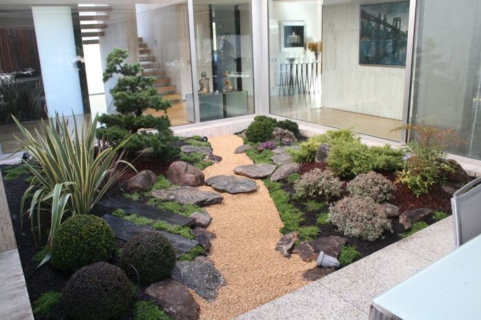 Свежая идея для дизайна: маленький участок и сад на заднем дворе в восточном стиле для на участке и в саду - отличное фото интерьера