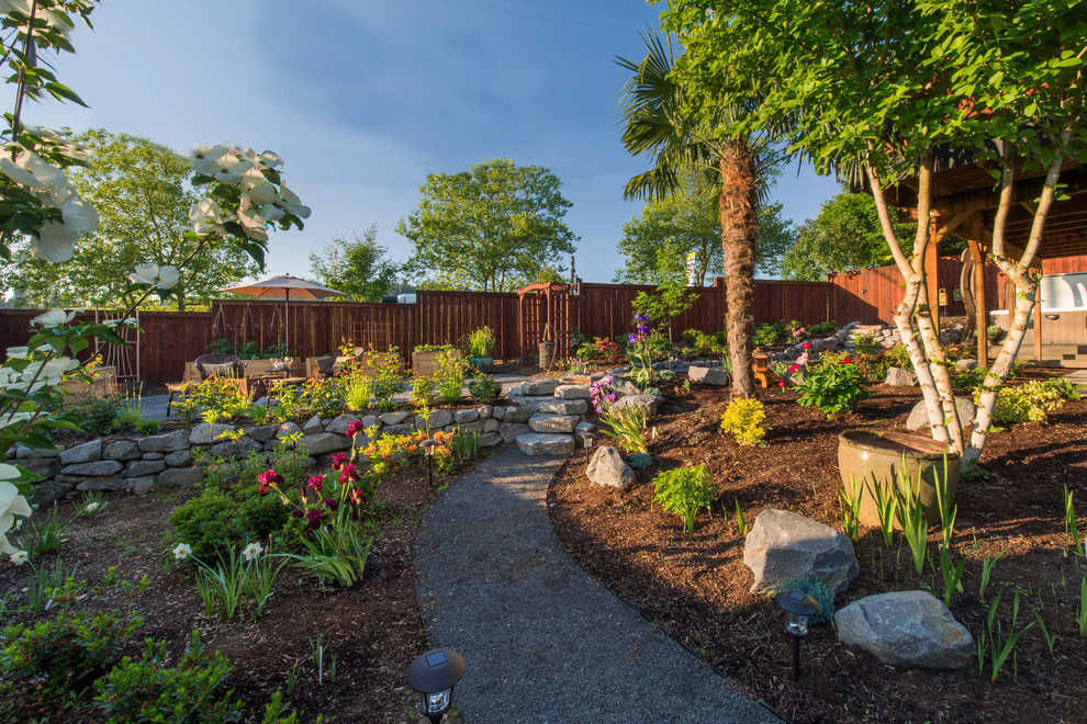 Идея дизайна: большой регулярный сад на заднем дворе в стиле неоклассика (современная классика) с садовой дорожкой или калиткой и мульчированием